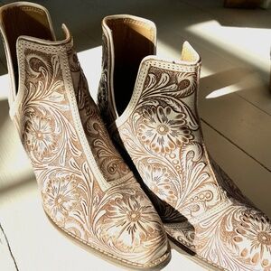 WESTERN MOXIE HAND-TOOLED BOOTIES 7 (fits like a 7.5)